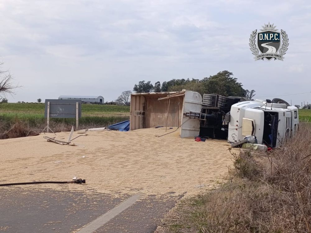 Camión accidentado en Colonia