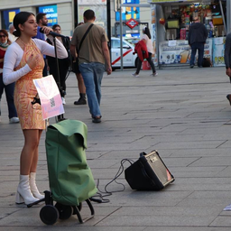 Una cantante callejera en la Plaza Mayor de Madrid.