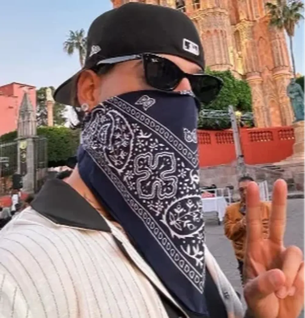 Maluma y su serenta en plena calle en Guanajato