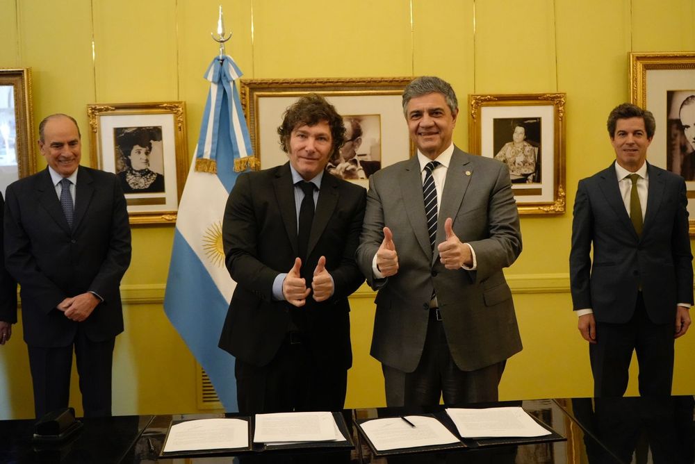 El Presidente Javier Milei se reunió hoy, en el Salón de la Ciencia Argentina de Casa Rosada, con el Jefe de Gobierno de la Ciudad de Buenos Aires, Jorge Macri, con quien firmó el Acta Acuerdo de transferencia de competencias sobre líneas de transporte público de pasajeros