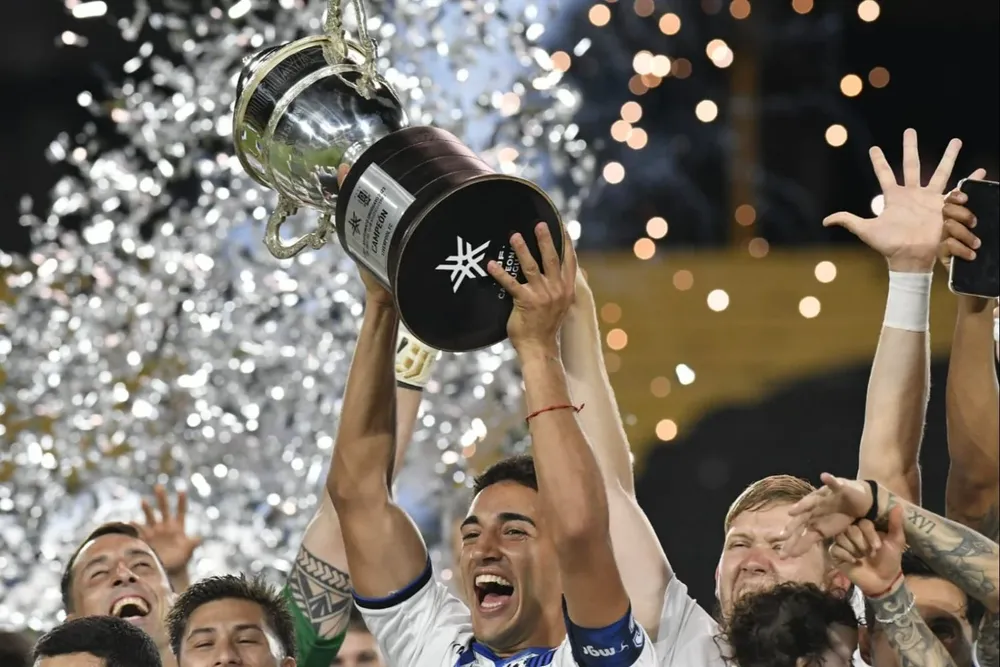 Federico Pereira levantó la copa de campeón como capitán de Liverpool