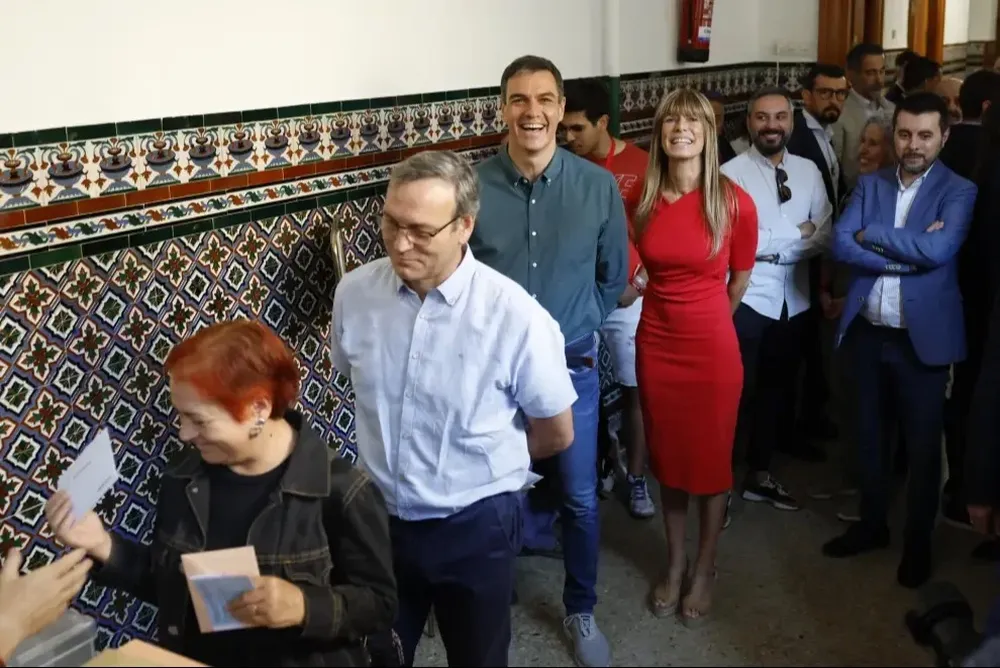 Sonriente, Pedro Sánchez hace la fila para vota en Madrid.