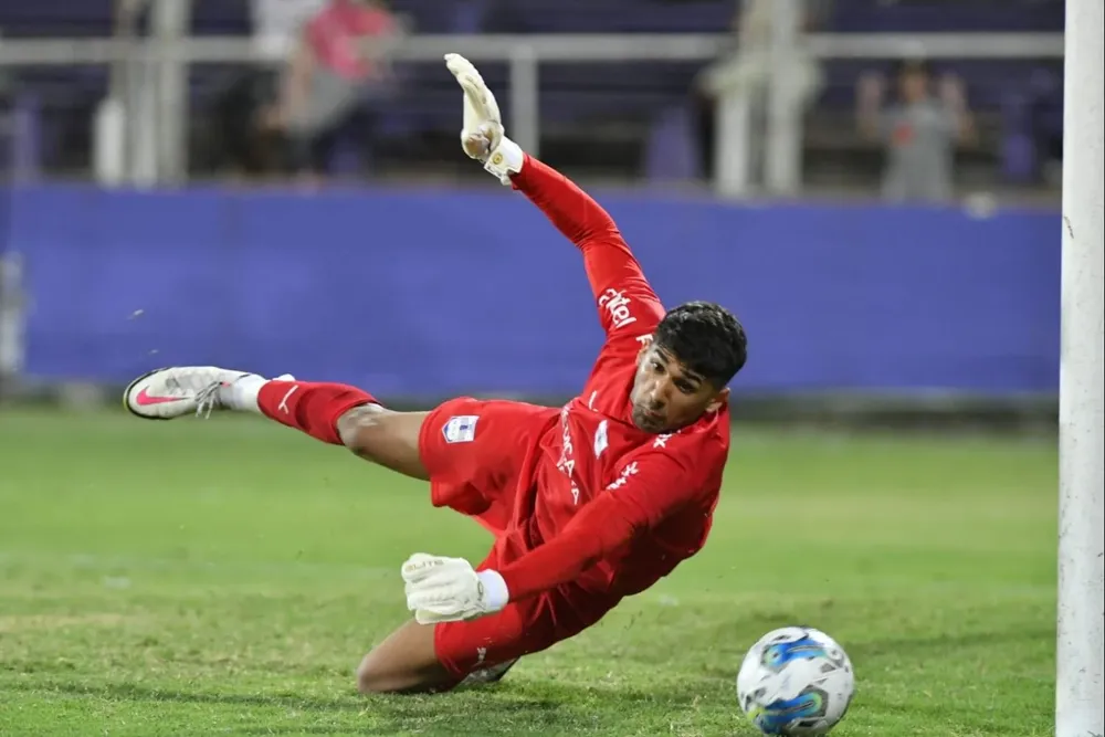 Rossi desvió el tiro de Arezo