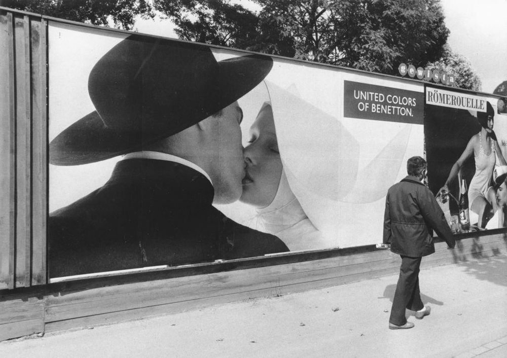 Valla publicitaria de Benetton con un sacerdote besando a una monja en Viena, 1991.