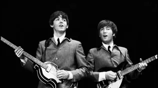 Paul Mc Cartney y John Lennon durante una presentación de la banda The Beatles