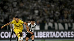 Guzmán Rodríguez de Peñarol ante Thiago Almada de Botafogo