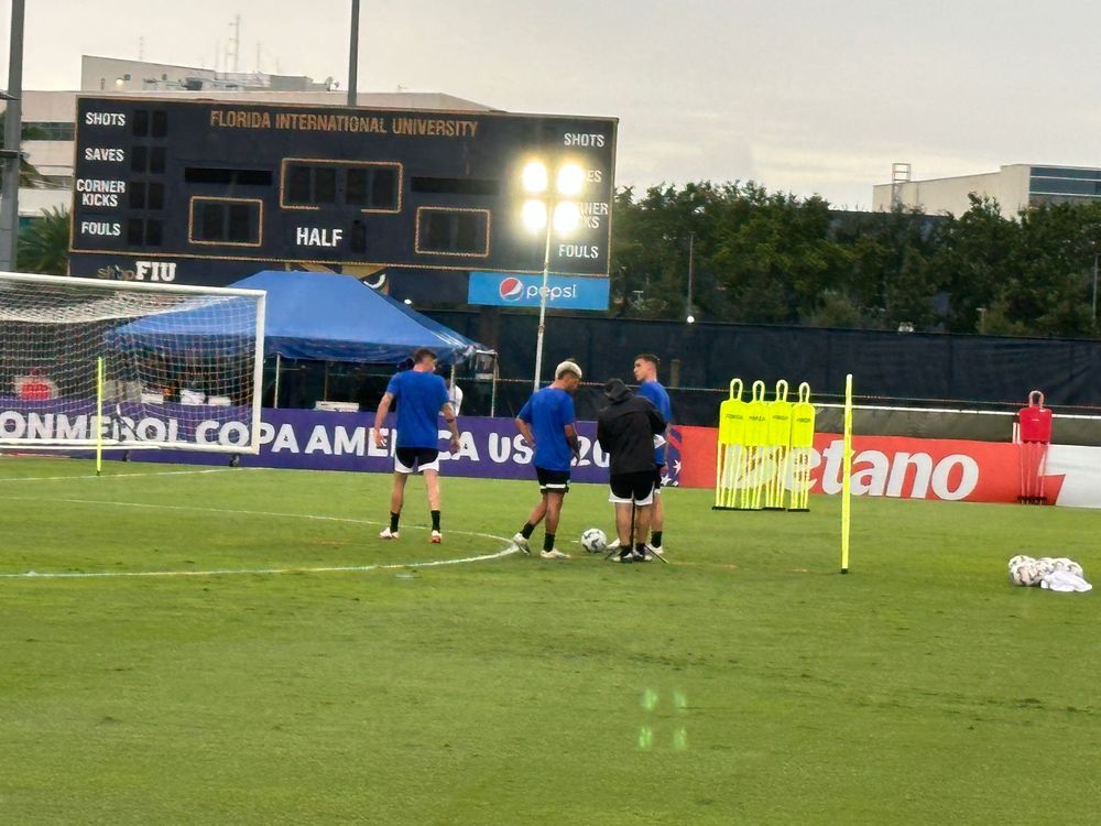 En momentos en que la selección de Uruguay ponía el equipo titular en cancha, uno de los asistentes de Bielsa prepara el equipo con Valverde, Ugarte y De Arrascaeta