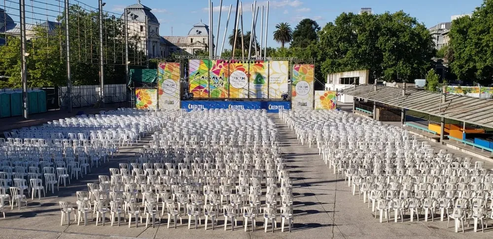 El tablado de la Plaza 1° de Mayo, uno de la media docena de escenarios que abren sus puertas en 40 noches