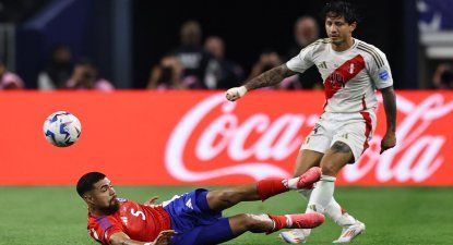 Gianluca Lapadula de Perú y Paulo Díaz de Chile luchan por el balón durante el partido del Grupo A de la CONMEBOL Copa América 2024 entre Perú y Chile en el estadio AT&T el 21 de junio de 2024 en Arlington, Texas.