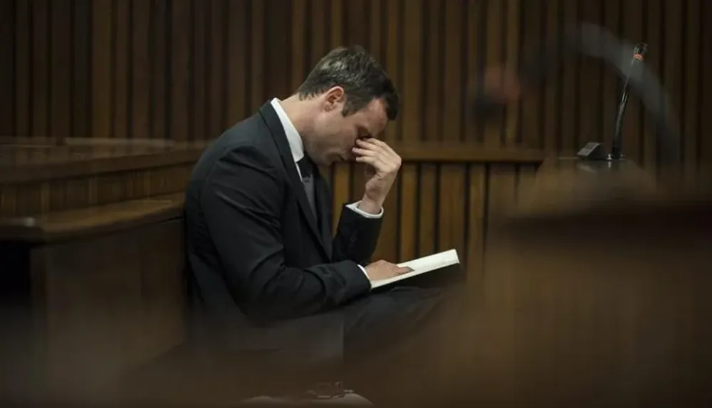 Sudáfrica. Pistorius permanece sentado en el banco de acusados durante una nueva sesión de su juicio.