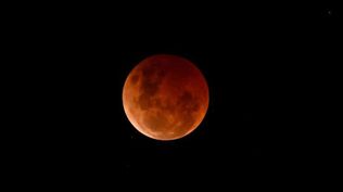 El eclipse lunar total producirá el fenómeno llamado "luna de sangre".