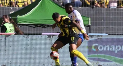 Emanuel Gularte de Peñarol ante Christian Ebere de Nacional en la final de la Liga AUF Uruguaya
