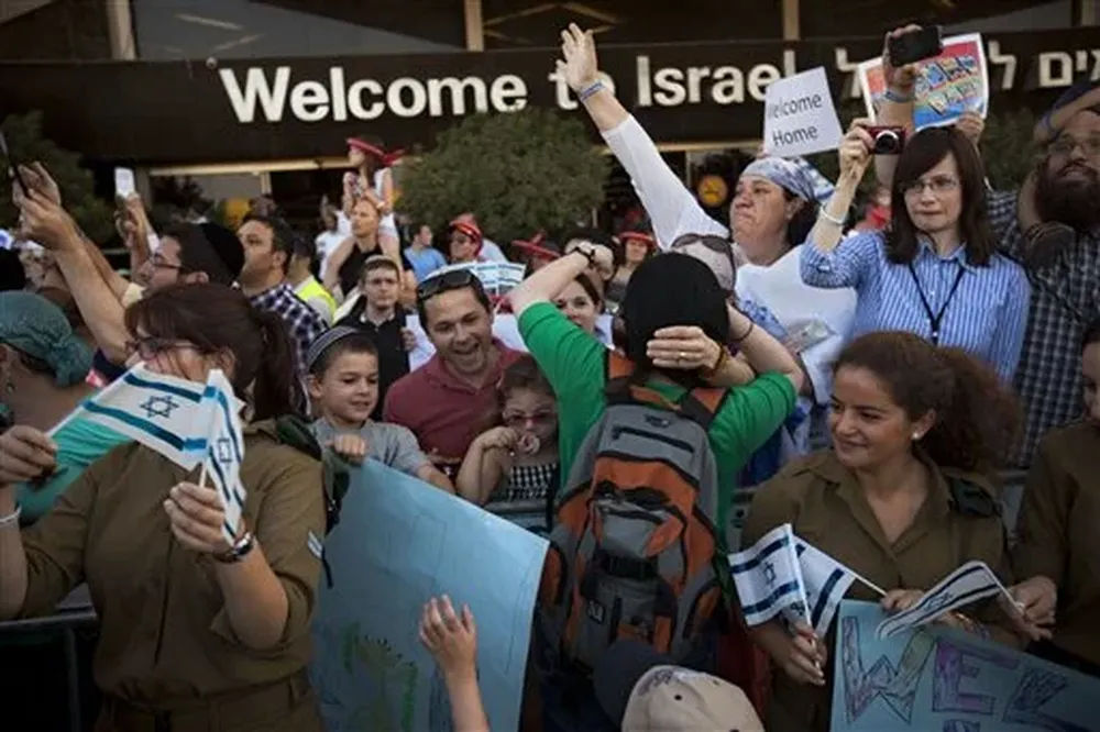 Familiares de nuevos inmigrantes judíos de EEUU, en el aeropuerto Ben Gurion, en un momento de dificultades económicas