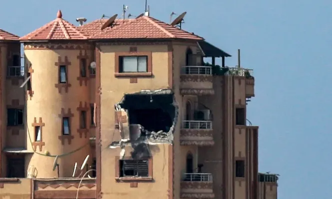 El edificio donde AFP tiene sus oficinas fue alcanzado por un proyectil que lo atravesó de este a oeste, destruyendo una pared y causando importantes daños.