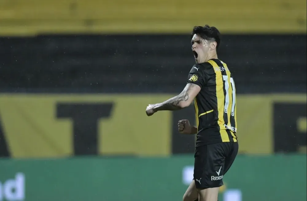 Rodrigo Bentancourt celebra su segundo gol para Peñarol ante Cerrito, también de penal