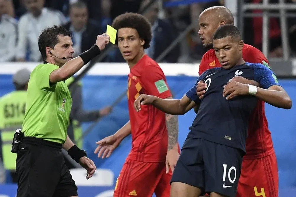 Andrés Cunha amonestó a Kylian Mbappé