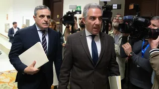 El diputado del PP Elías Bendodo a su llegada a la mesa de la Comisión de Investigación por el ‘caso Koldo’