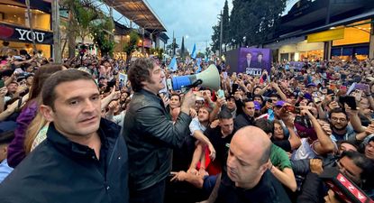 Javier Milei se prepara para el sprint final de La Libertad Avanza inmerso en una interna que no afloja