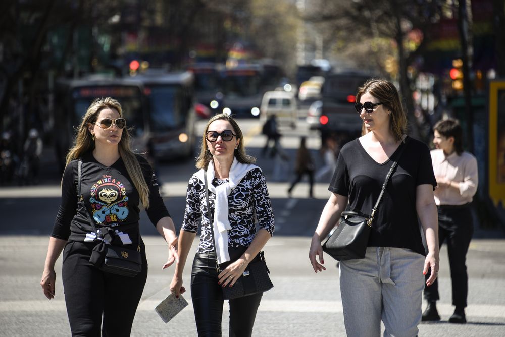 20240918 Gente caminando, primavera, estado del tiempo, buen tiempo, turistas.