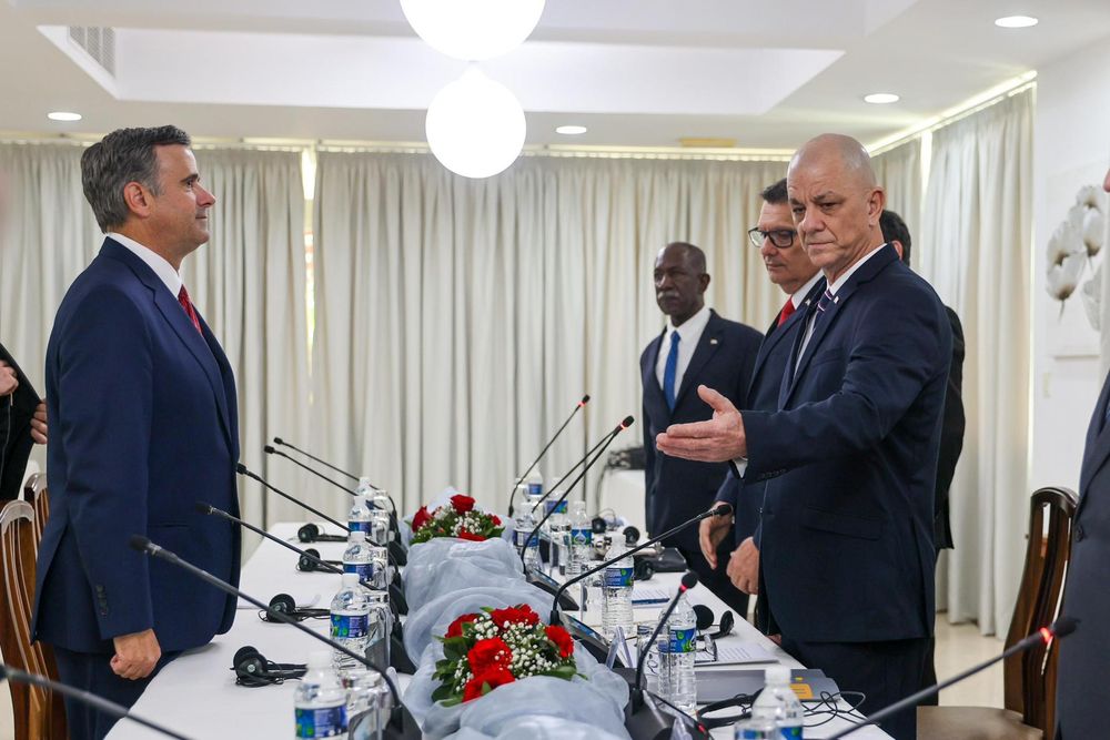 Imagen difundida por la Agencia Central de Inteligencia (CIA) de su director, John Ratcliffe , reunido con funcionarios del régimen cubano en La Habana.