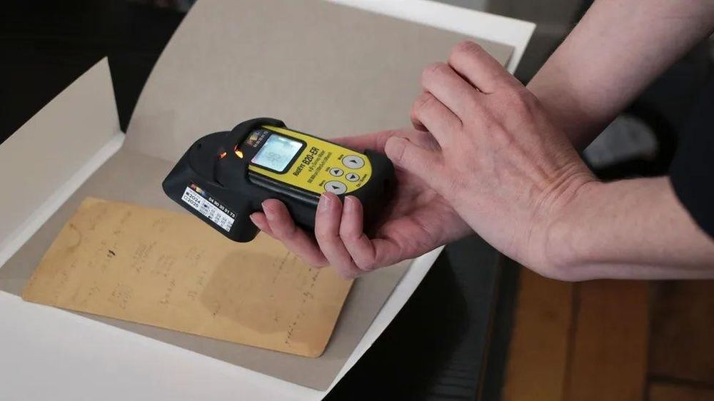 Este documento de Marie Curie lleva una huella muy particular, medible sólo con un monitor de radiación.