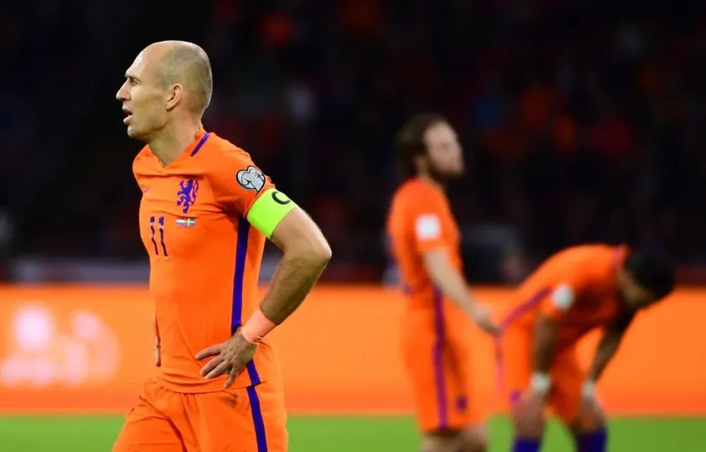 Arjen Robben no puede creer la eliminación de Holanda