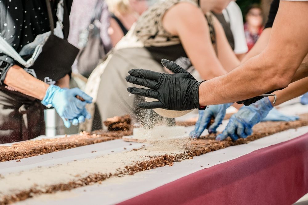 Canarias elabora en Los Gigantes (Tenerife) el turrón más grande de España. EUROPA PRESS