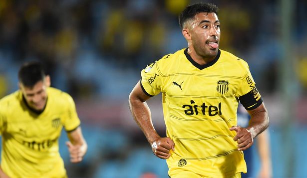 Maximiliano Olivera celebra su gol, que le dio la victoria a Peñarol contra Albion