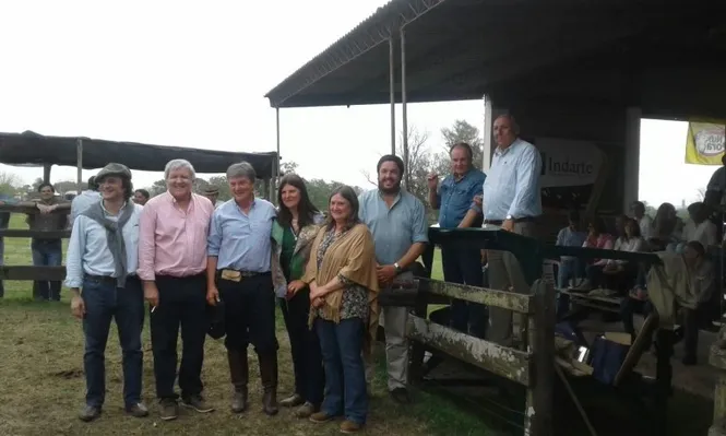 Integrantes de la cabaña y de los escritorios este jueves en el remate de Ñu Porá