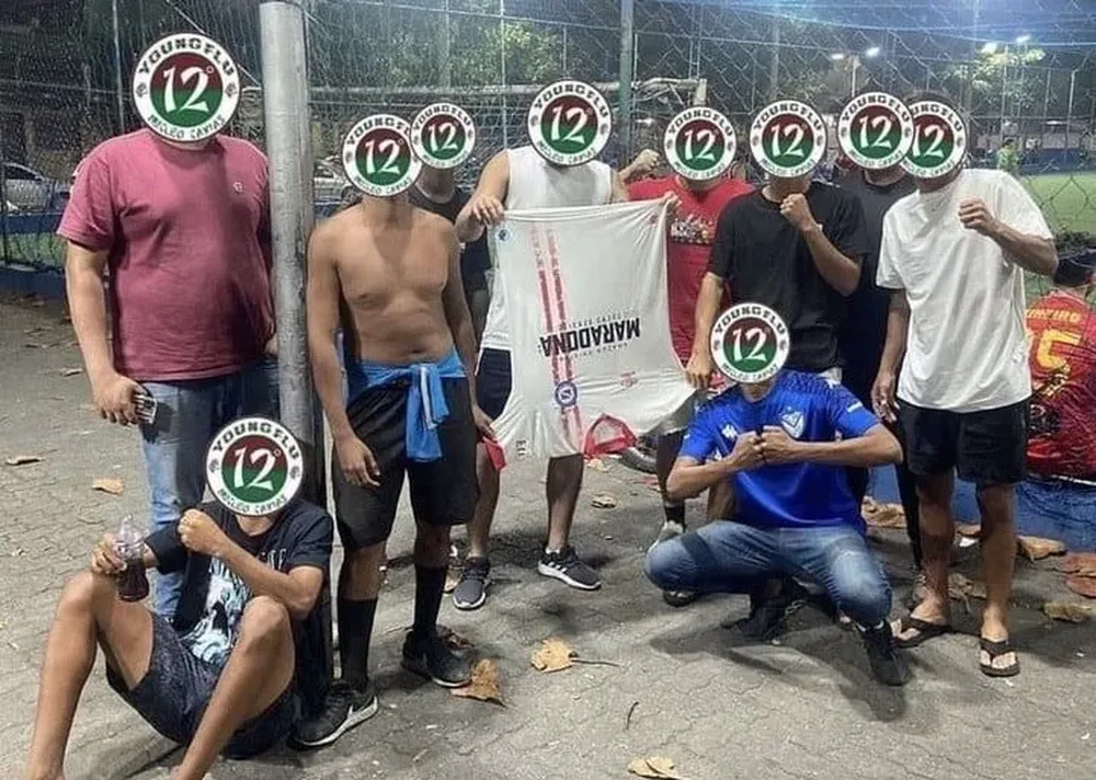 Hinchas de Fluminense se tapan la cara y muestran la camiseta de Argentinos Jrs. robada