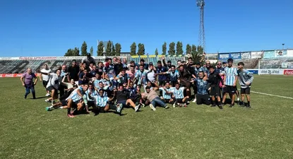 El plantel de Cerro festeja el triunfo clásico ante Rampla Juniors