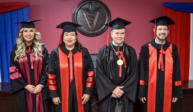 Manuel Otero recibió una distinción relevante. En la foto, la decana de la Facultad de Ciencias Veterinarias de la UNA, Viviana Ríos; la Rectora de esta casa de estudios, Zully Veras; el Director General del IICA, Manuel Otero; y el ingeniero químico, Secretario General de la Universidad, Cristian Cantero.