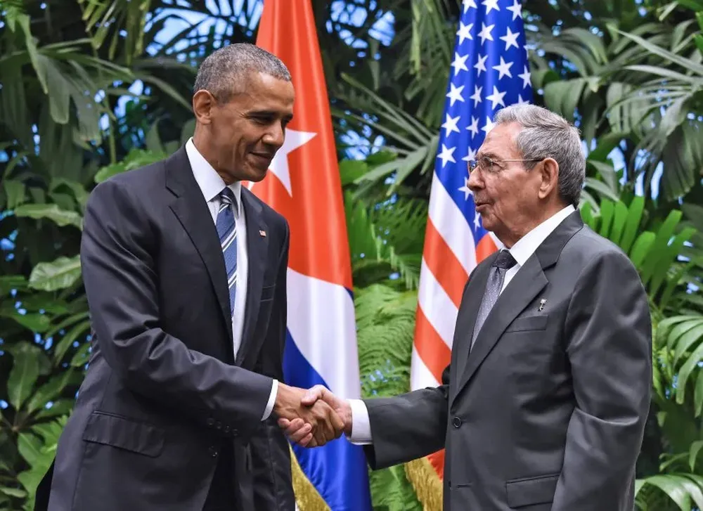 Un apretón de manos histórico en el Palacio de la Revolución.