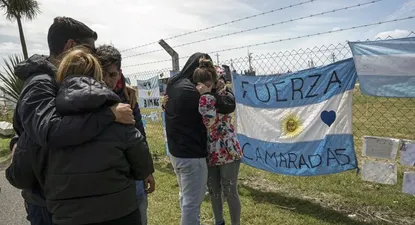 El presidente argentino Mauricio Macri analiza la situación con jerarcas de la Armada argentina