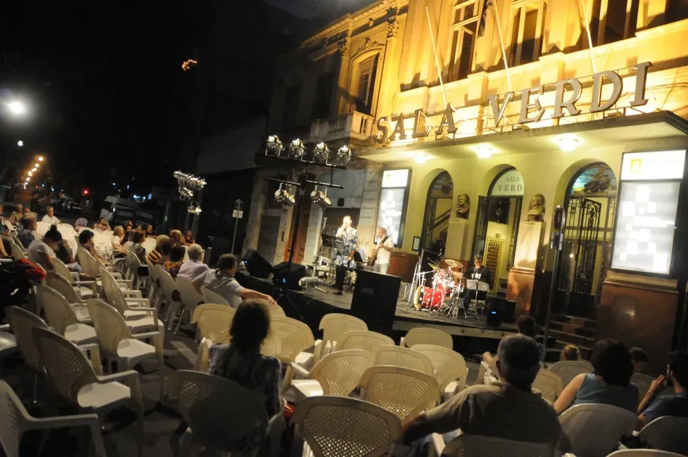 Grupo musical tocando afuera de la sala Verdi en la edición de Museos en la Noche el año pasado