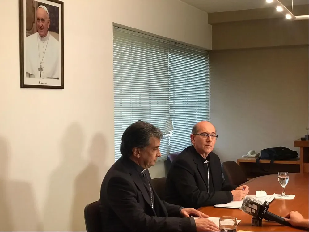 Milton Troccoli, obispo de Maldonado (derecha) hizo algunas precisiones