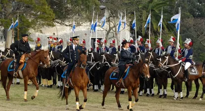 Tourné, a caballo, pasando revista.