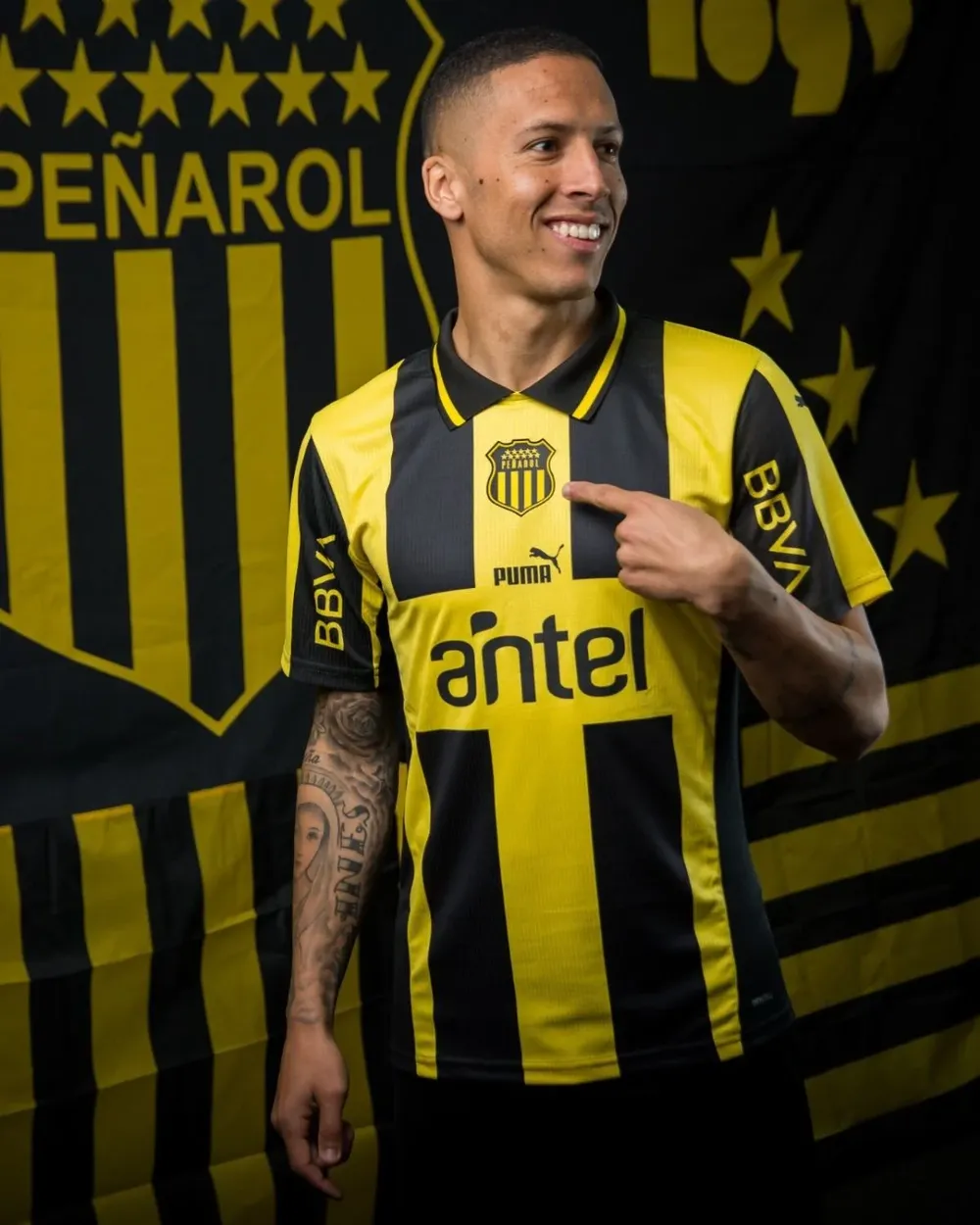 Kevin Méndez señala al escudo