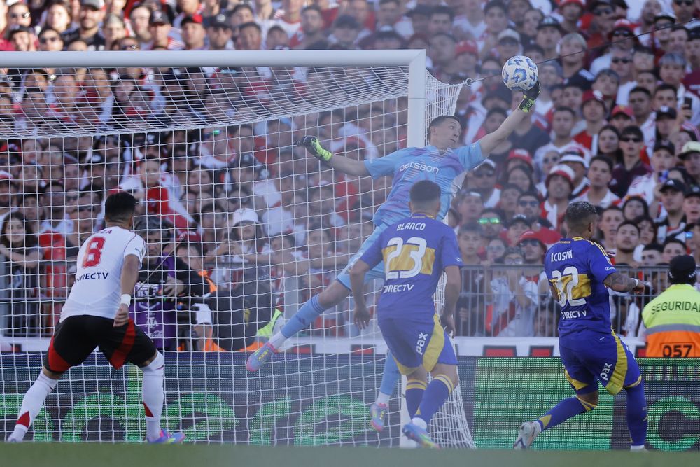 Agustín Marchesín de Boca Juniors atrapa el balón en el clásico ante River Plate por el Torneo Apertura argentino Agustín Marchesín de Boca Juniors atrapa el balón en el clásico ante River Plate por el Torneo Apertura argentino