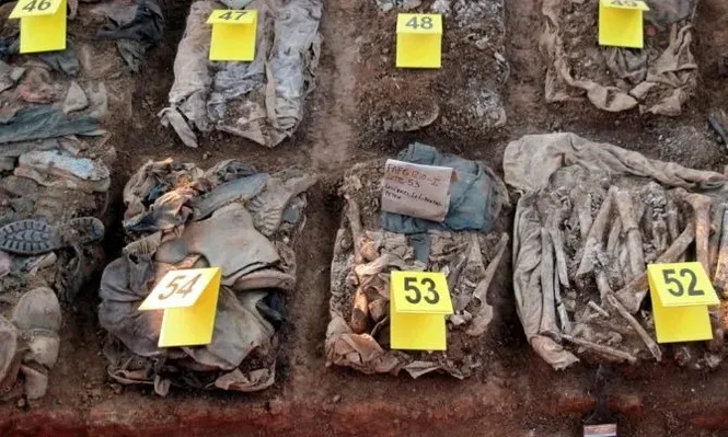 Restos exhumados de los campesinos asesinados en la masacre de Dos Erres por militares guatemaltecos