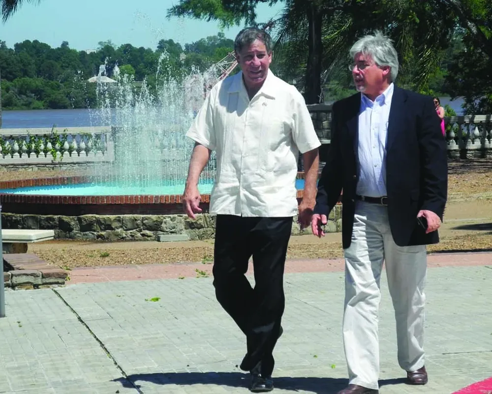 Avalos y Aguerre caminando por la rambla de Salto