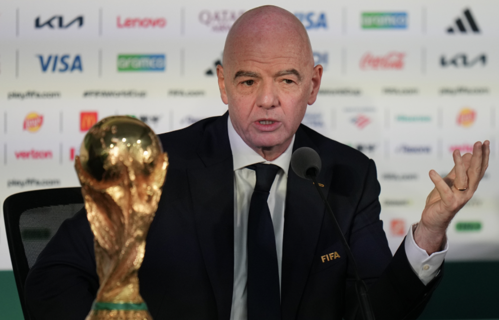 Gianni Infantino, presidente de la FIFA junto a la Copa del Mundo.