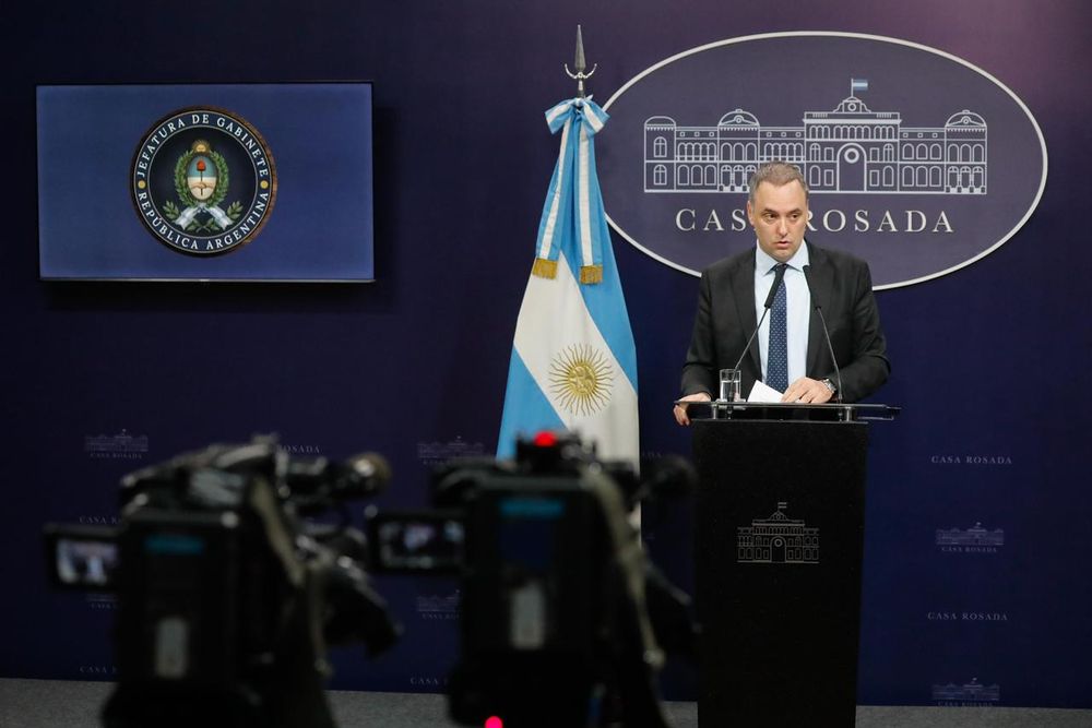 Adorni conferencia