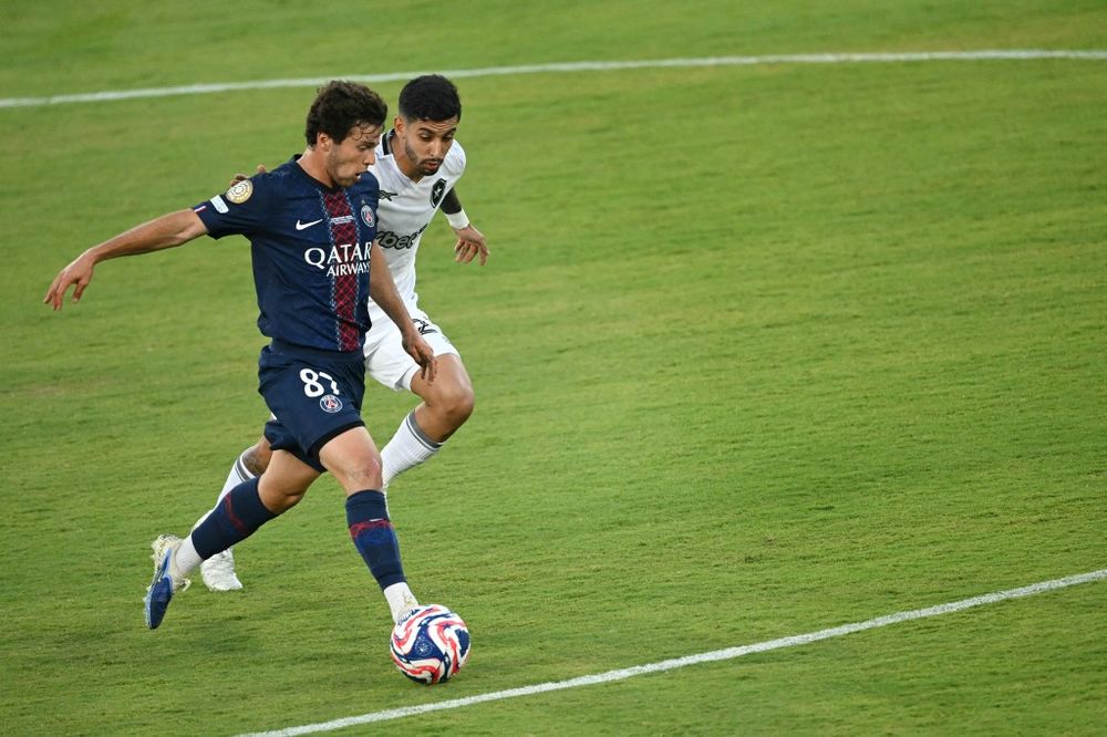 Santiago Rodríguez ante PSG Santiago Rodríguez ante PSG