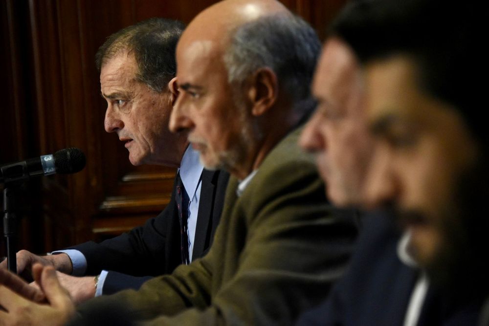 Firma de documento en contra el plebiscito de seguridad social. Archivo