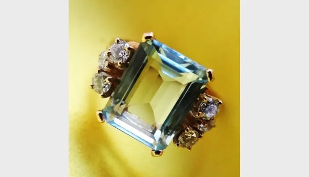 Anillo con aguamarina y brillantes