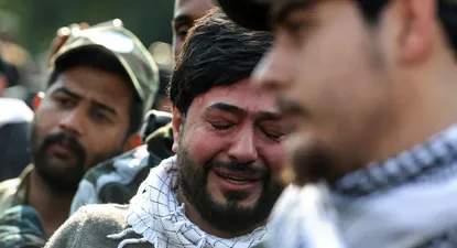 miles de personas despidieron al general irani asesinado al grito de muerte a estados unidos