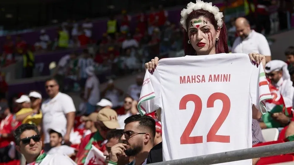 Los fanáticos del fútbol iraní están utilizando la Copa del Mundo para continuar su protesta contra el gobierno en el escenario mundial