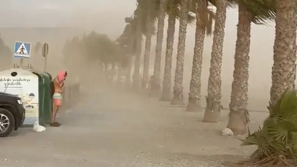 Salvatajes en el mar, operativo de emergencia y playas cerradas por el viento en Motril.