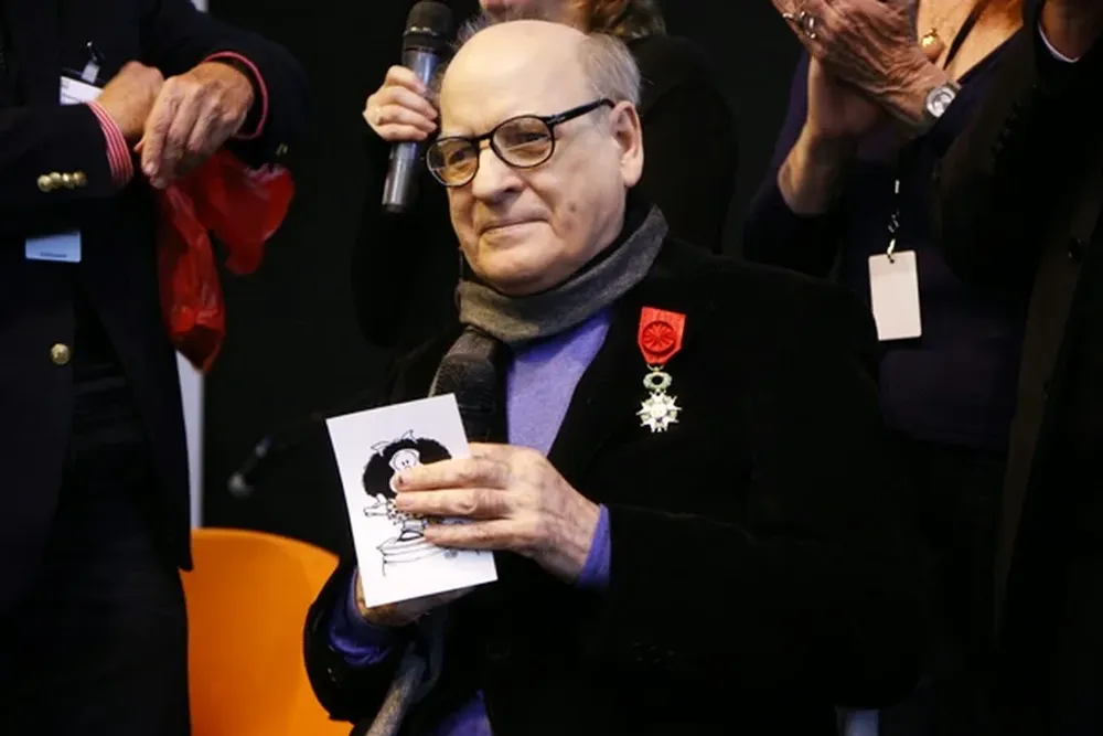 Quino en el acto de condecoración de la Legión de Honor en Francia